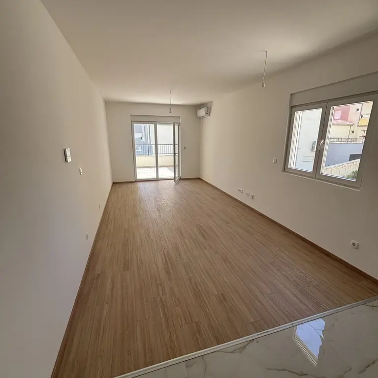 Dnevni boravak posmatrano iz kuhinje