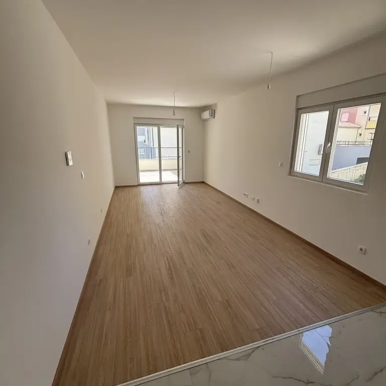 Dnevni boravak posmatrano iz kuhinje