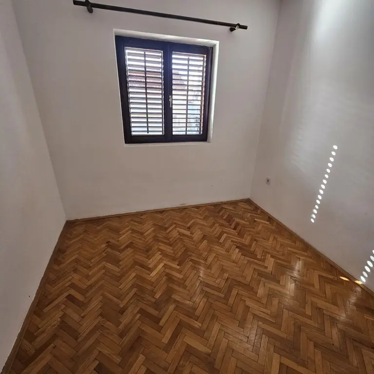 Jedna od dvije postojece spavace sobe