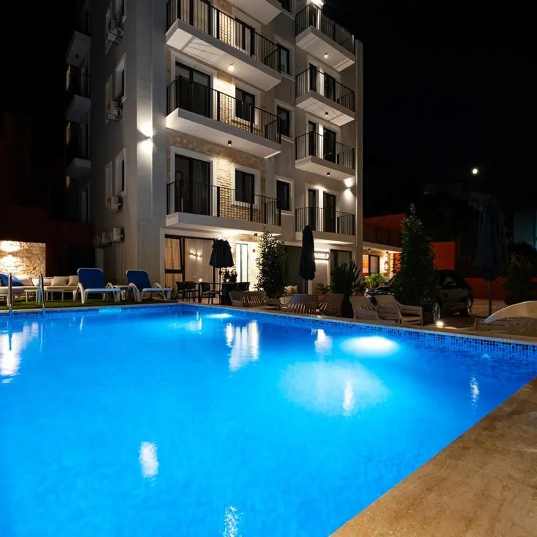 U okviru kompleksa se nalazi bazen