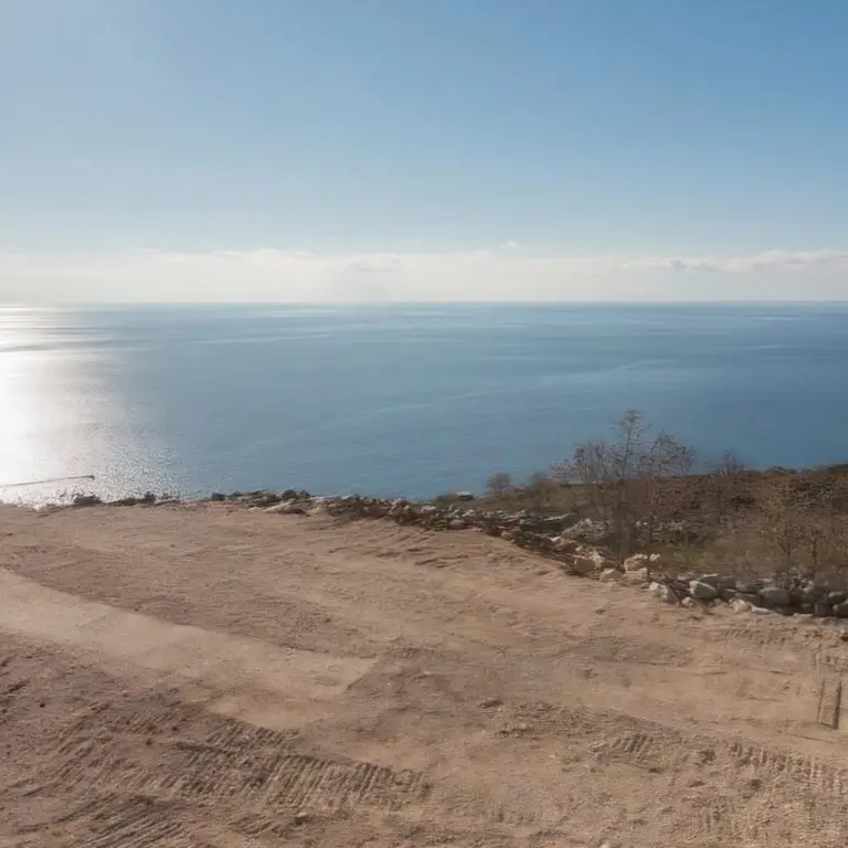 Posjeduje dozvolu za izgradnju objekta bruto povrsine 2555m2