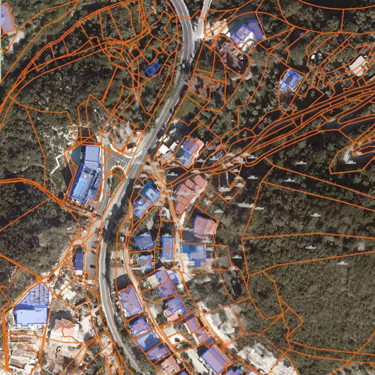 Zemljiste posjeduje panoramski pogled namore sa nulte kote