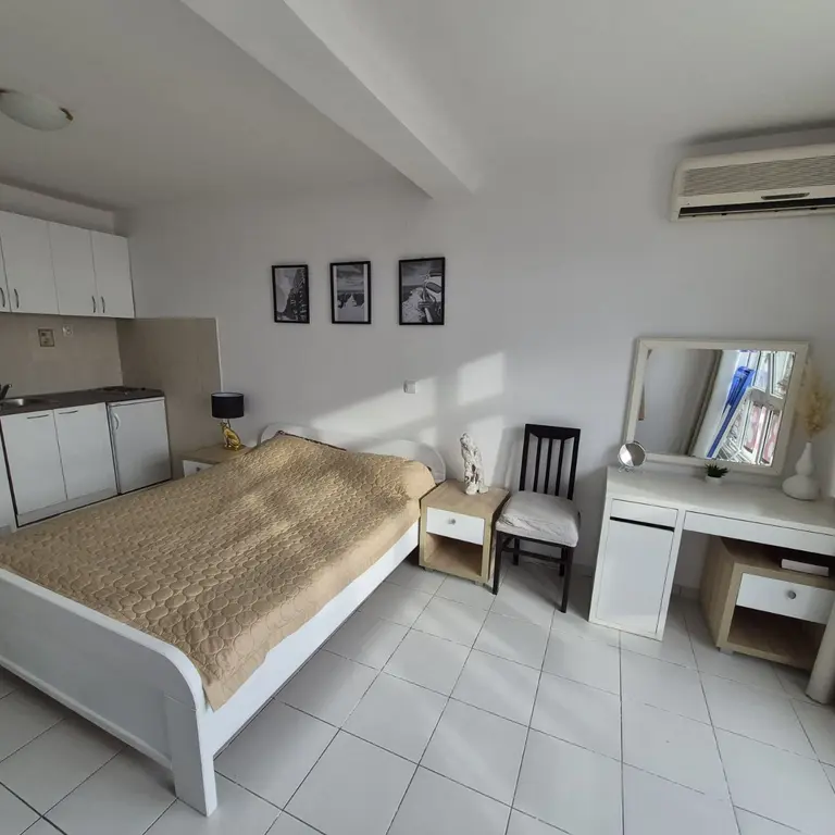 Dnevni boravak sa kuhinjom i trpezarijom