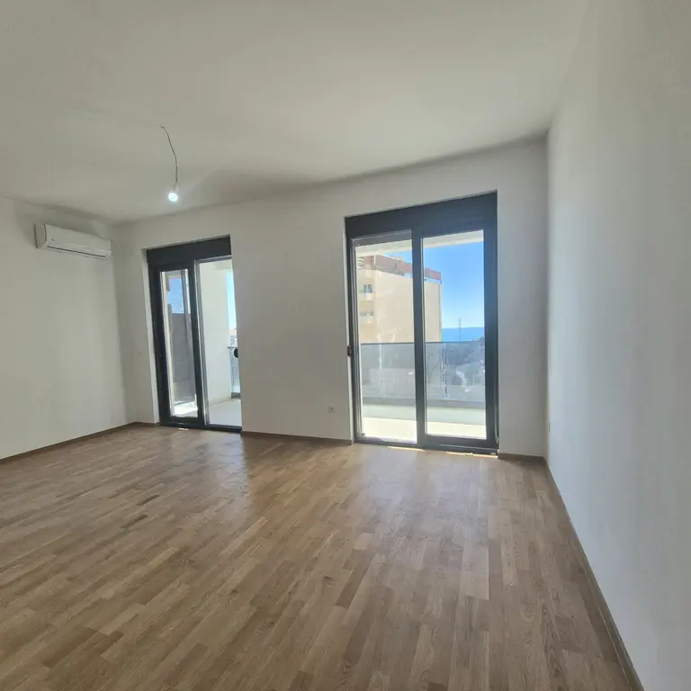 Dnevni boravak posmatrano iz kuhinje sa izlazima na terasu