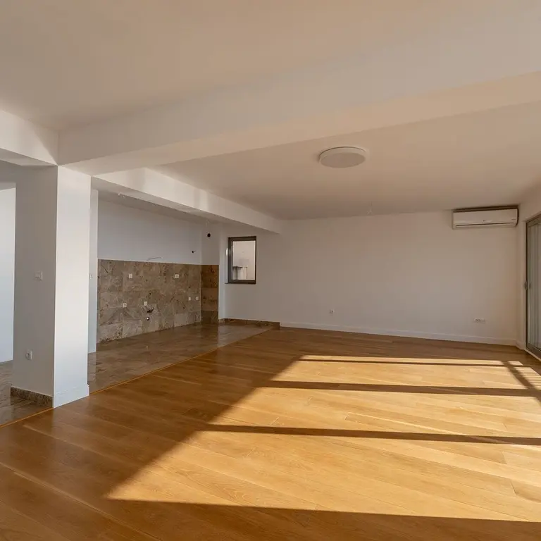 Dnevni boravak sa kuhinjom i trpezarijom