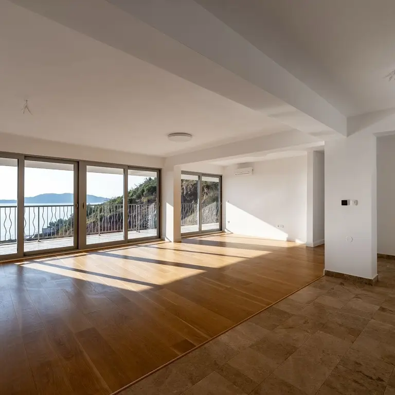 Dnevni boravak sa kuhinjom i trpezarijom