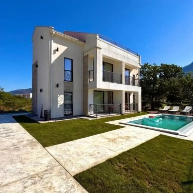 Spoljasnji izgled kuce i dvorista