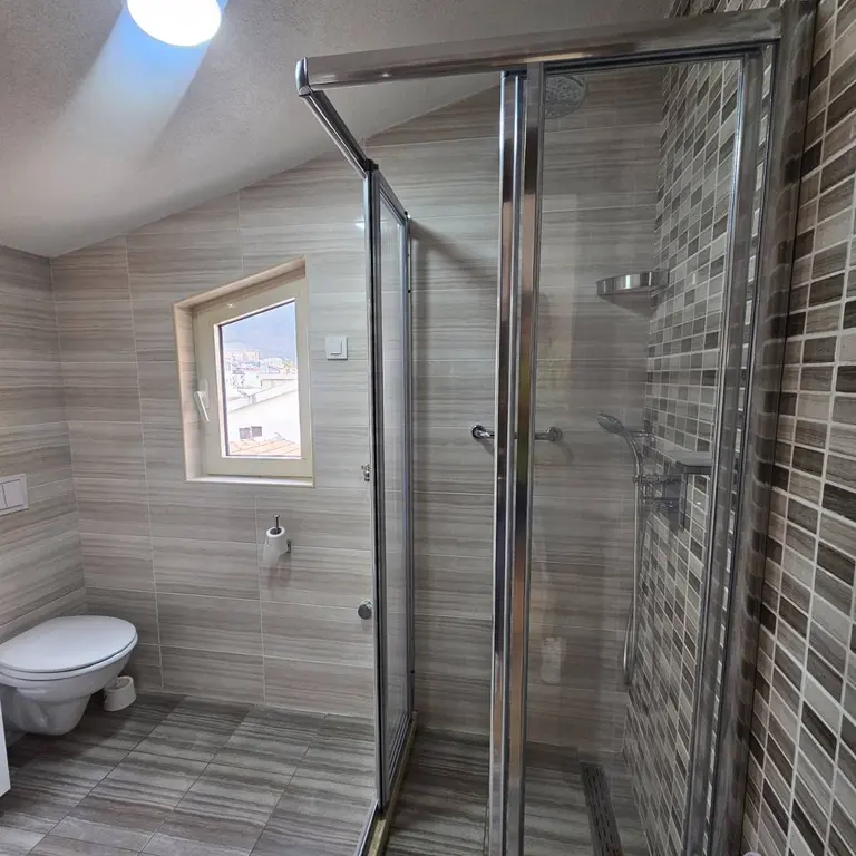 Dio kupatila sa tus kabinom