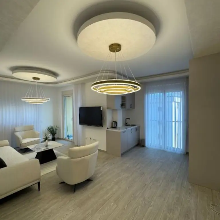 Dnevni boravak sa kuhinjom i trpezarijom