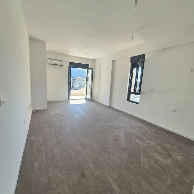 Dnevni boravak posmatrano iz hodnika