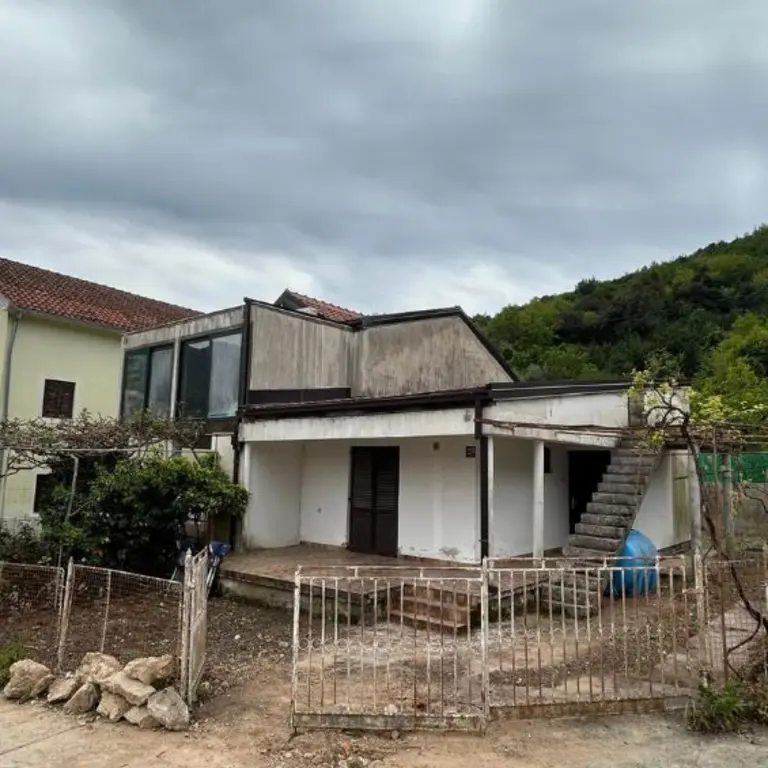 Nekretnini je potrebna renovacija, postoji mogucnost nadogradnje