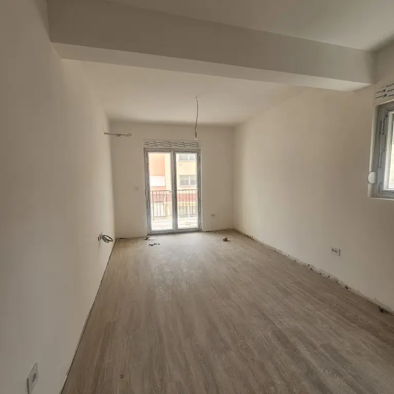 Dnevni boravak posmatrano iz kuhinje