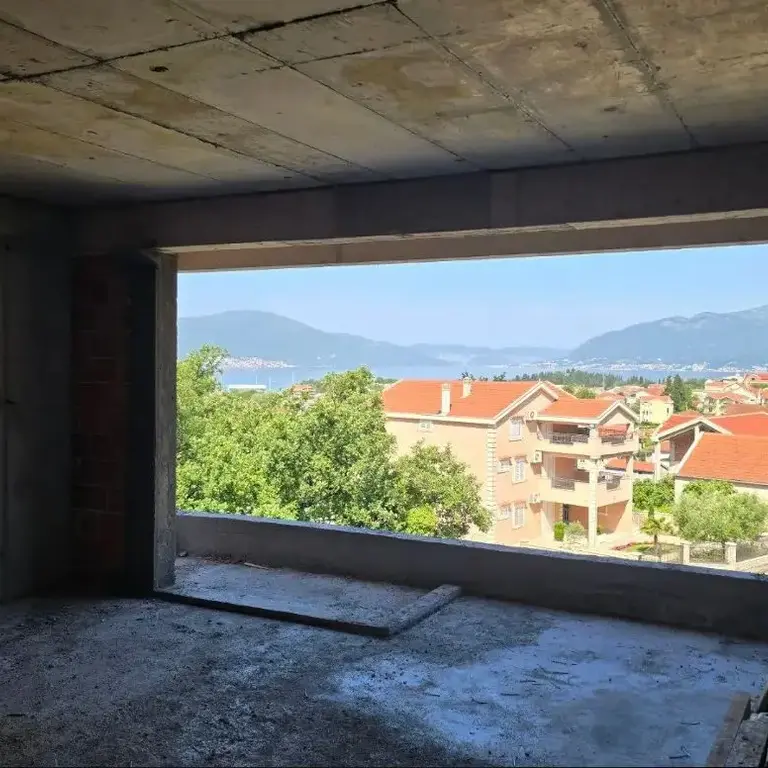 Iz dnevnog boravka se pruza pogled na more