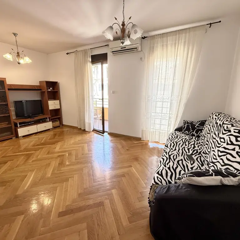 Dnevni boravak sa kuhinjom i trpezarijom
