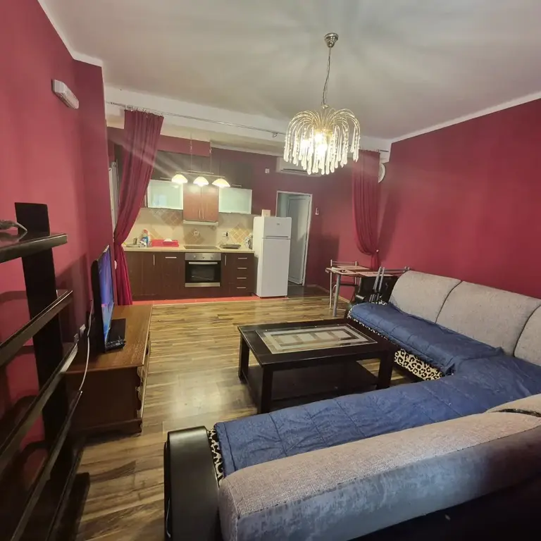 Dnevni boravak sa kuhinjom i trpezarijom