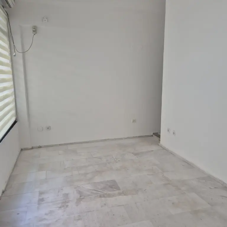 Poslovni se nalazi na prvom spratu i moze  se koristiti za razlicite namjene