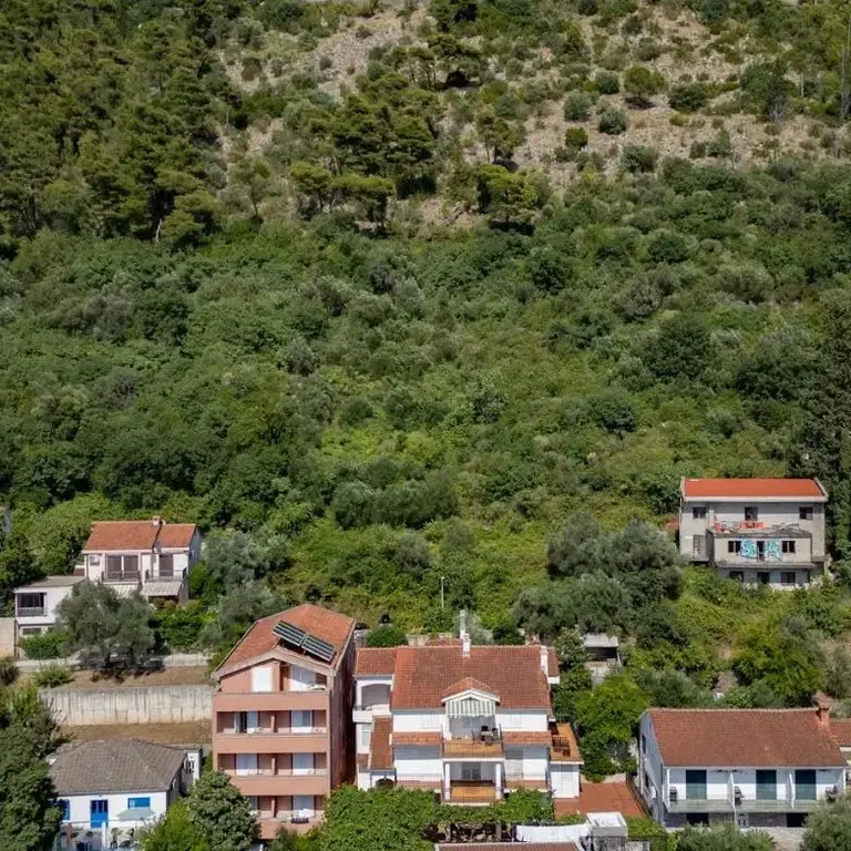 Sastoji se od dvije urbanisticke parcele