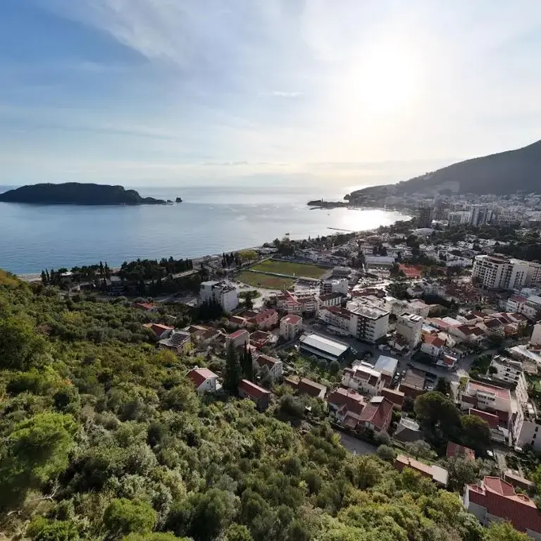 Posjeduje panoramski pogled na more
