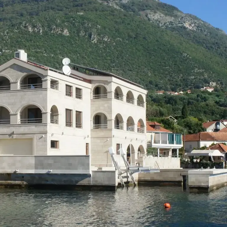 Nalazi se na samoj obali mora