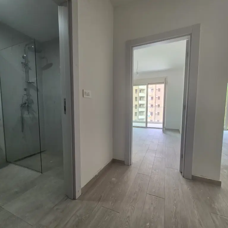 Hodnik iz kog je desno dnevni boravak a lijevo spavaca soba