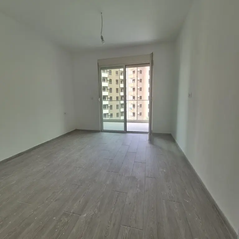 Dnevni boravak posmatrano iz kuhinje