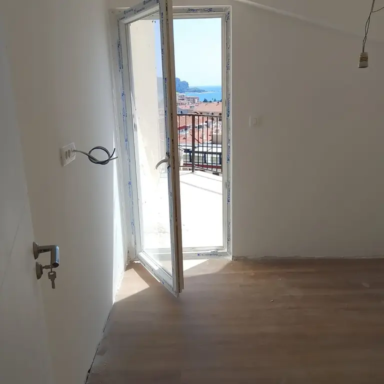 Dnevni boravak posjeduje izlaz na terasu