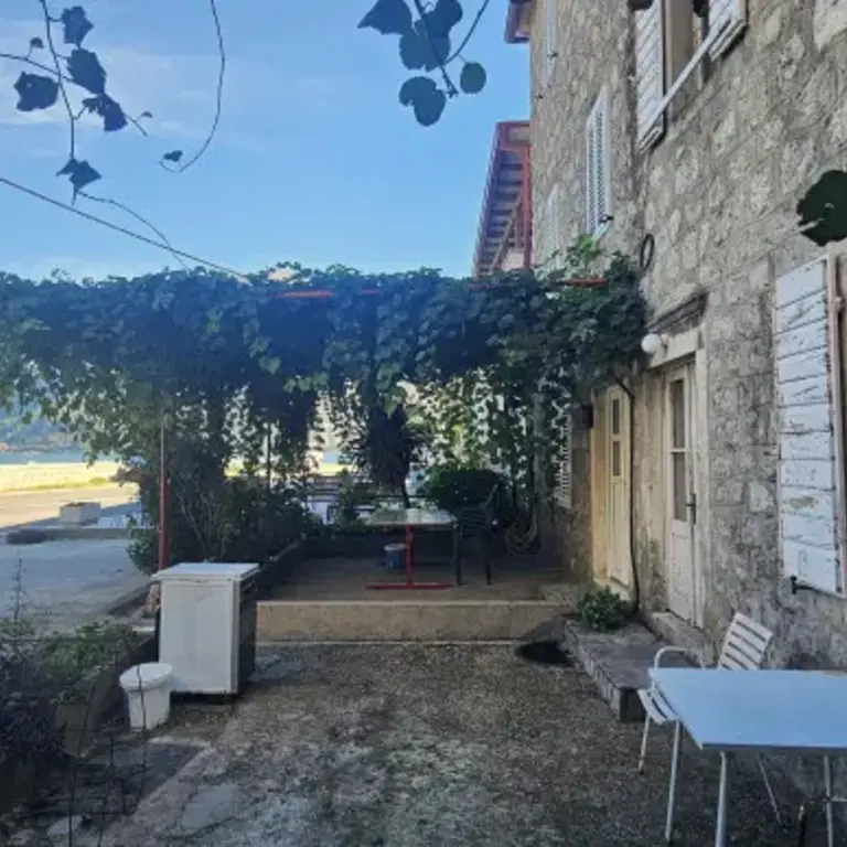 Posjeduje dvoriste povrsine 206m2