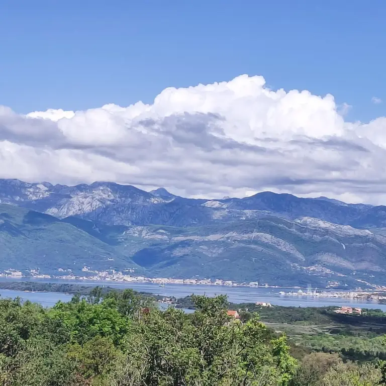 Zemljiste posjeduje prelijep pogled na more