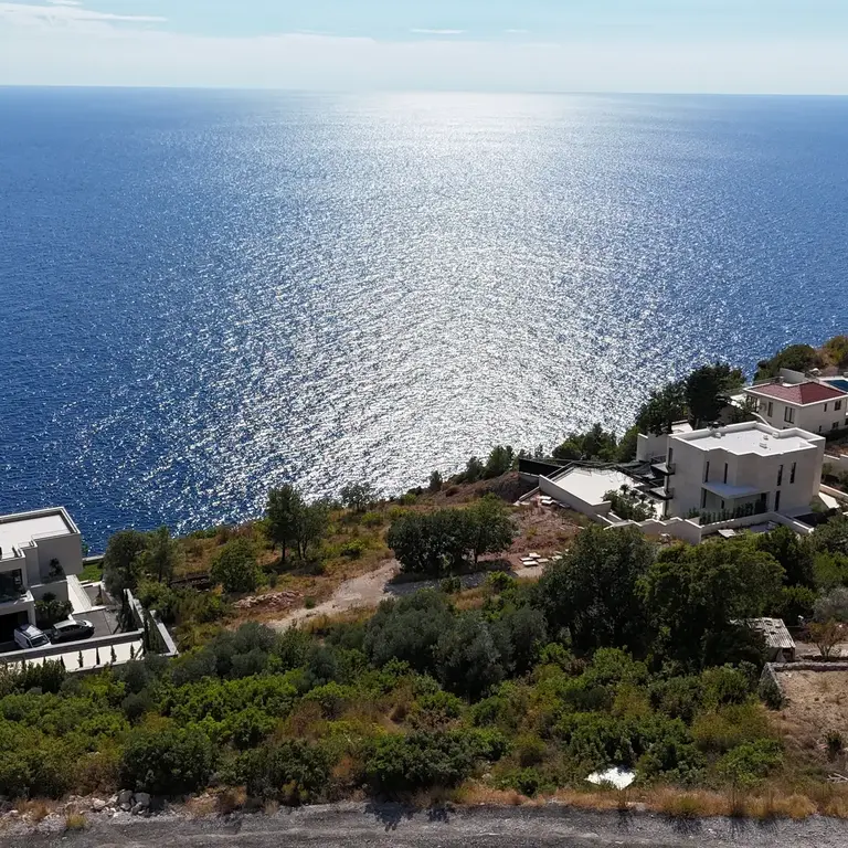 Zemljiste posjeduje panoramski pogled na more