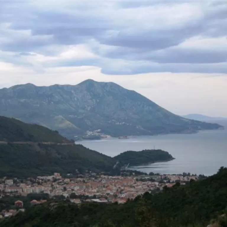 Pogled sa placa na Budvu i Zavalu