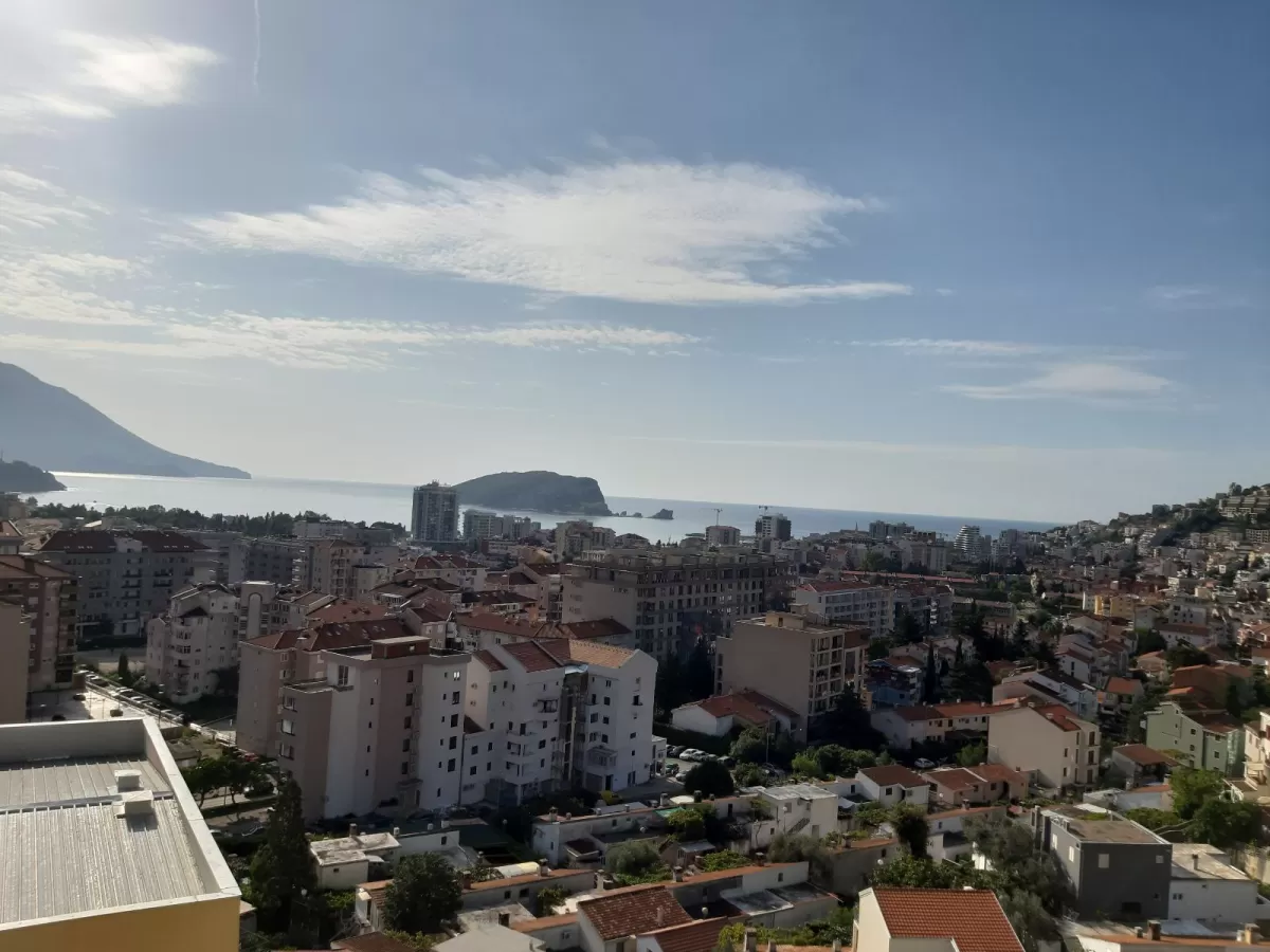 Pogled na ostrvo Sveti Nikola i grad sa terase