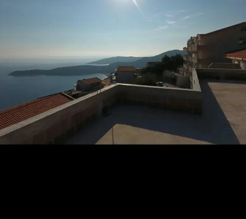 Prostrana terasa sa koje se pruza fantastican pogled na more
