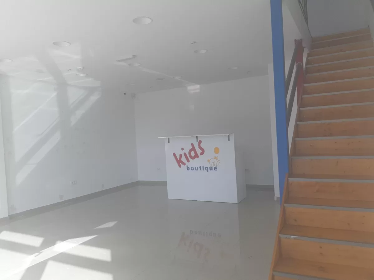 Stepeniste i izgled prostora gledano sa vrata