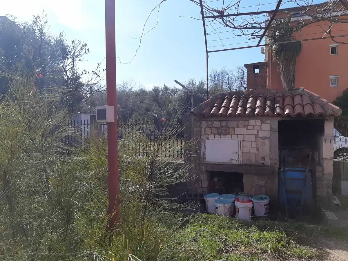 U dvoristu se nalazi prostor za rostilj