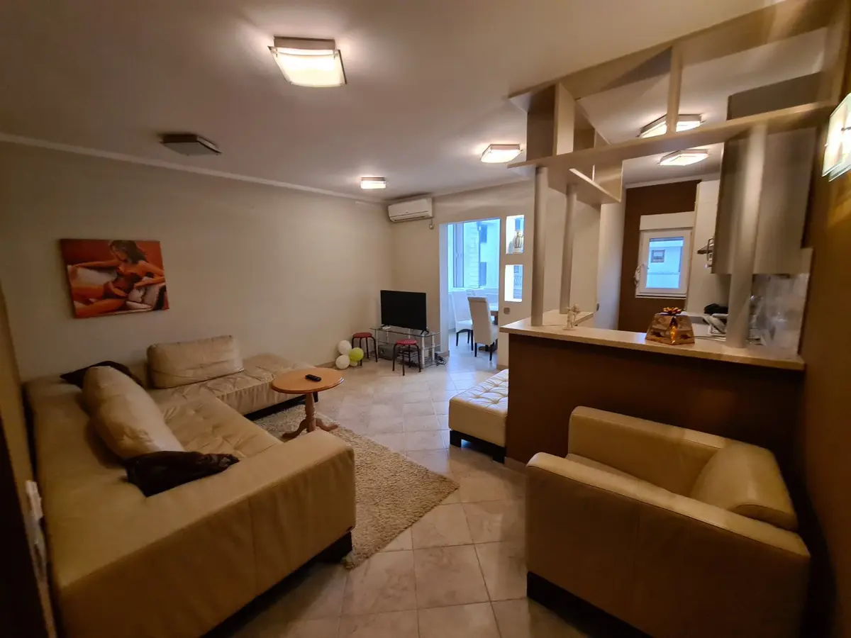 Dnevni boravak gledano sa ulaznih vrata