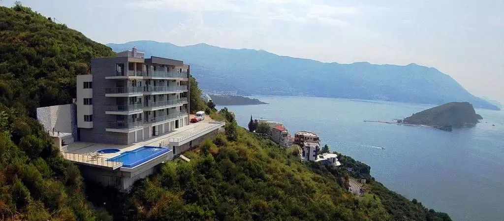 Nalaze se u podrucju gdje su smjestene ekskluzivne vile i apartmani kao i buduci golf tereni