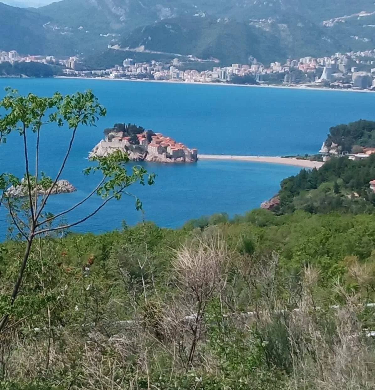 Zemljiste posjeduje nesmetan pogled na more i Sveti Stefan