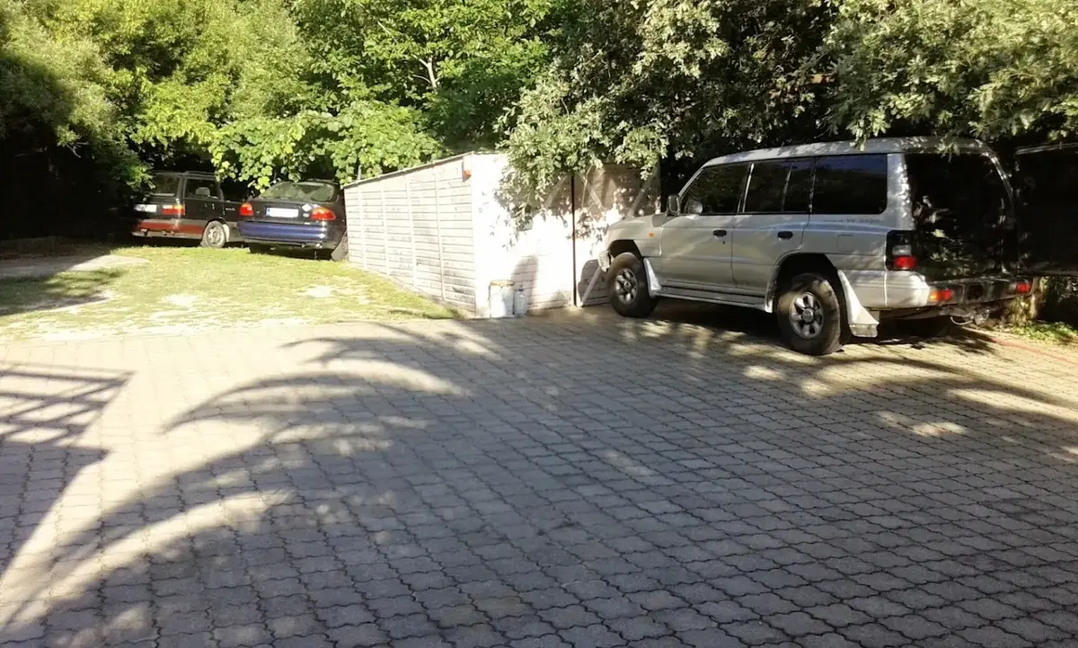 Ispred kuce se nalazi parking sa ukuno deset parking mjesta