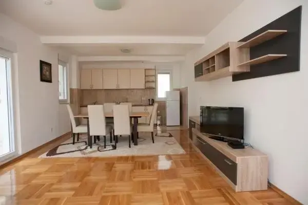 Kuhinja sa trpezarijom na prvom spratu