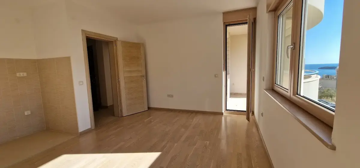 Dio dnevnog boravka sa kuhinjom i trpezarijom
