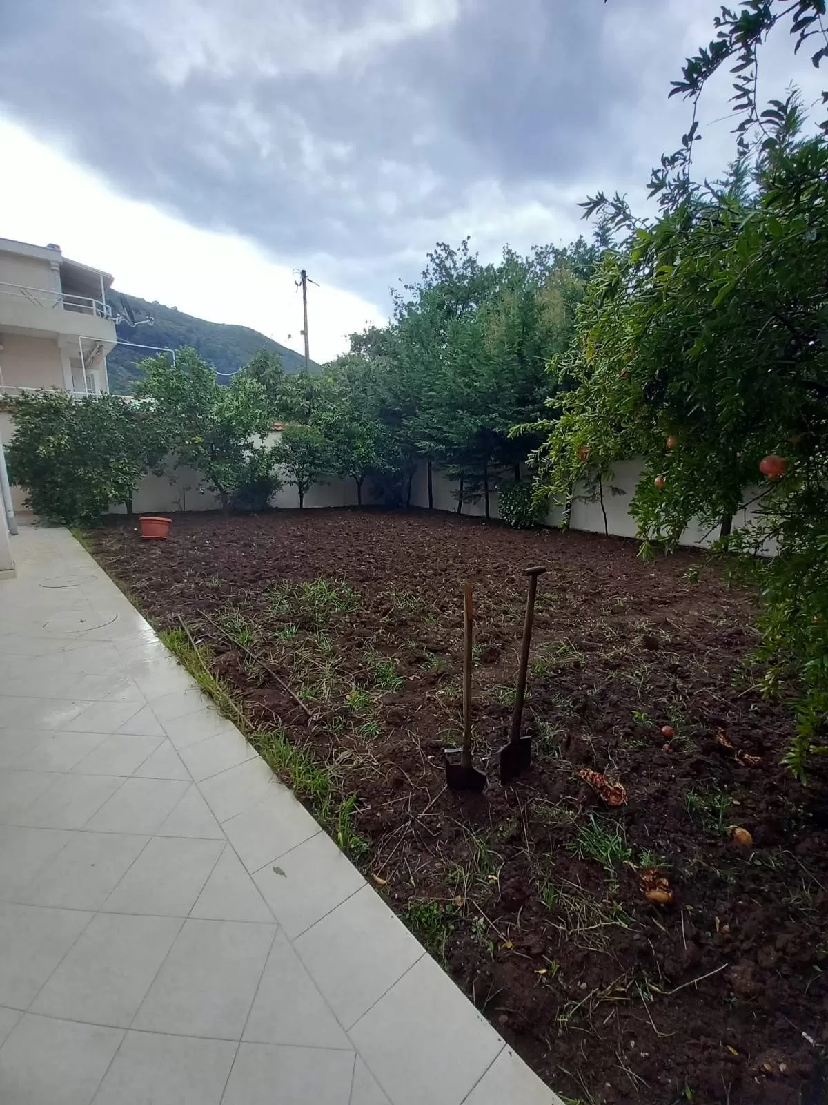 Kuca posjeduje dvoriste povrsine 330m2