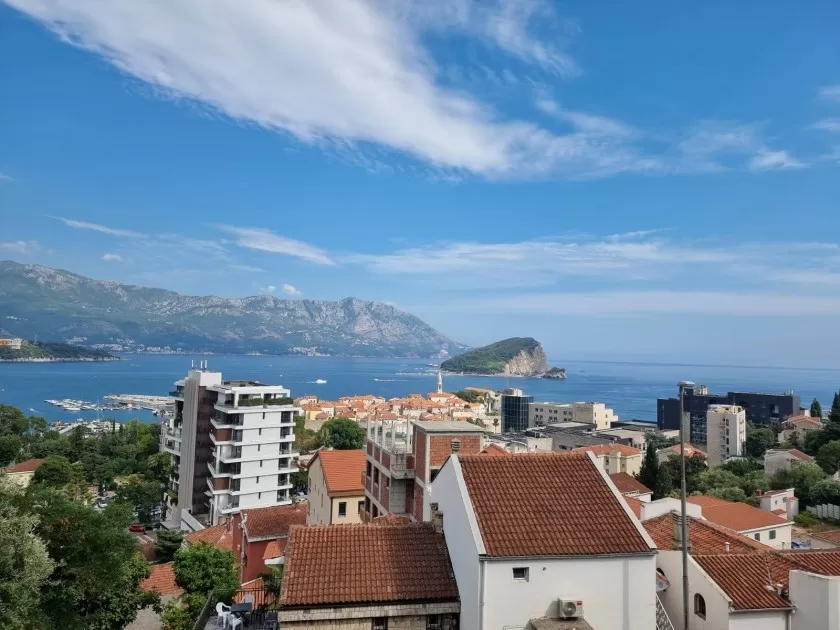 Stan posjeduje panoramski pogled na more i grad