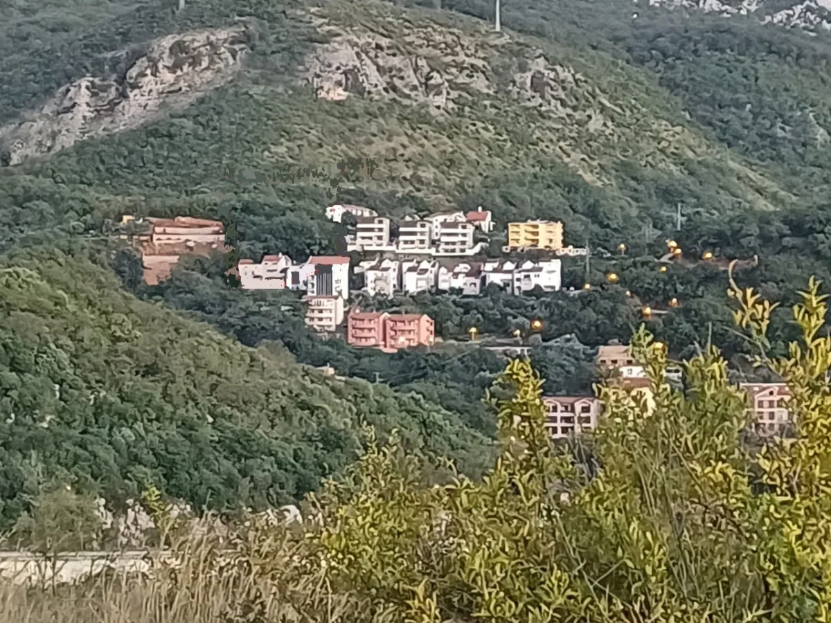 Nalazi se u mirnom naselju Kuljace i zauzima povrsinu od 1030m2