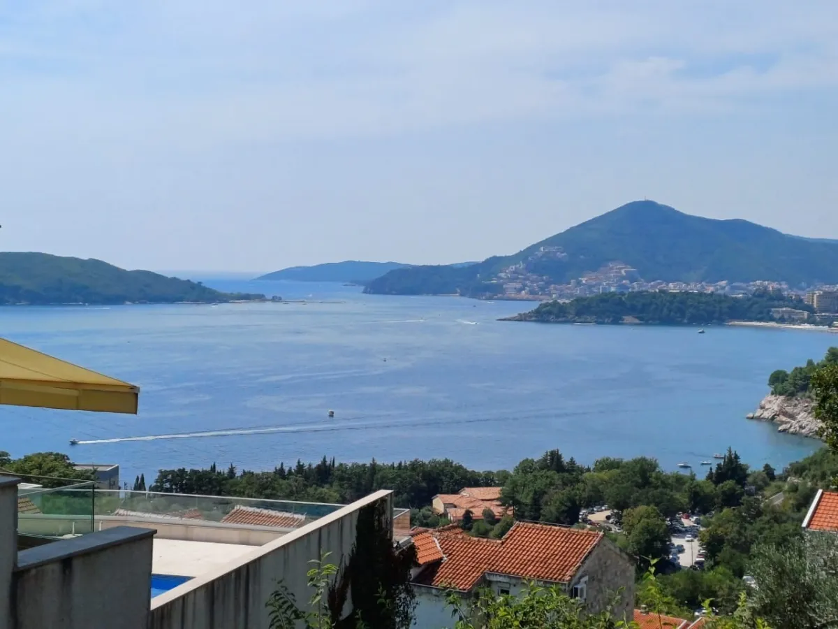 Zemljiste posjeduje pogled na more i Sveti Stefan