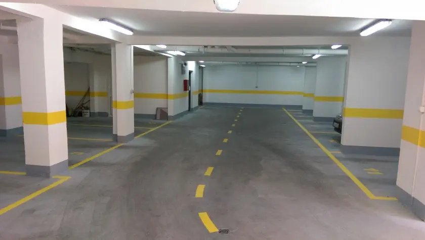 Postoji mogucnost kupovine garaznog mjesta