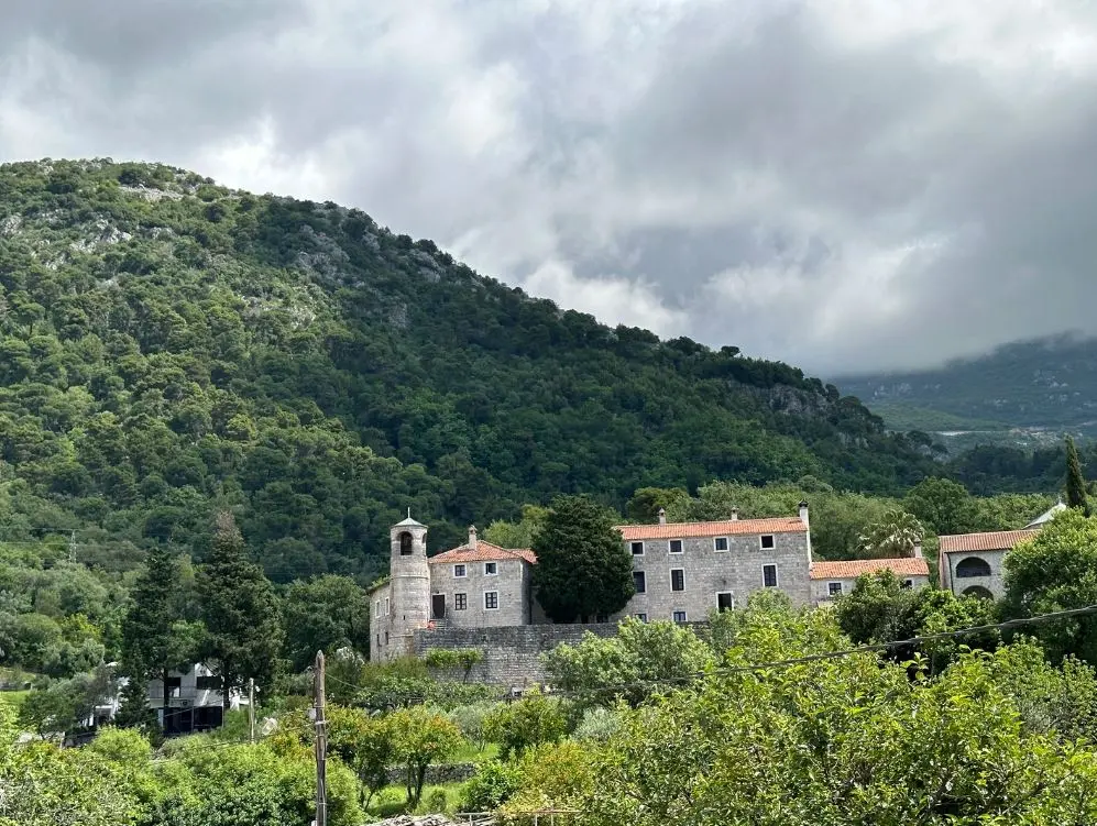 Stan se nalazi u  blizini manastira Podmaine
