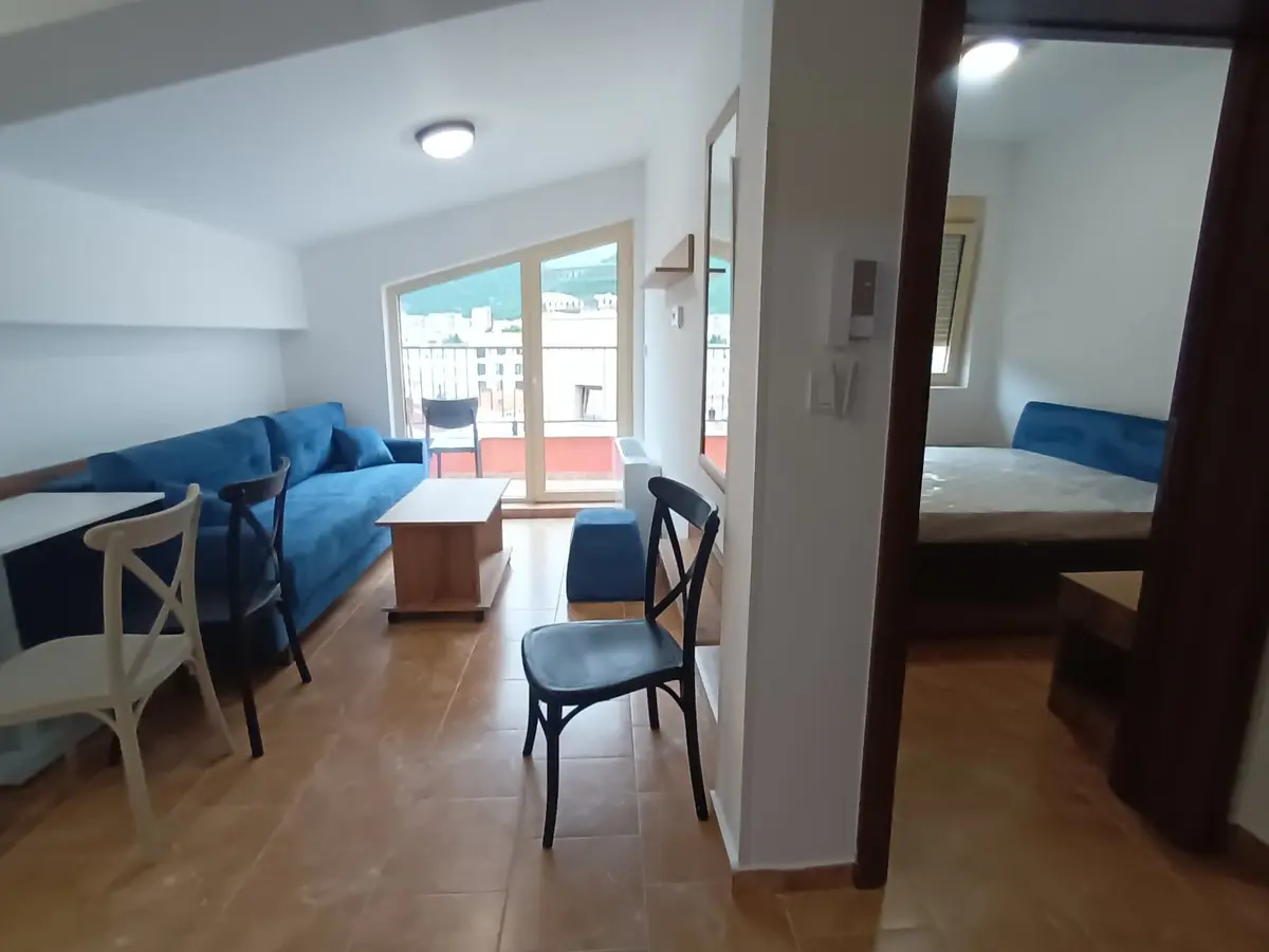 Iz hodnika desno se ulazi u spavacu sobu,dok se lijevo nalazi dnevni boravak