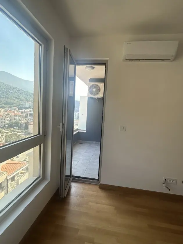 Dnevni boravak kao i dnevna soba posjeduje izlaz na terasu
