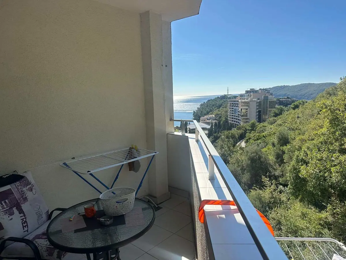 Sa terase stan posjeduje bocni pogled na more