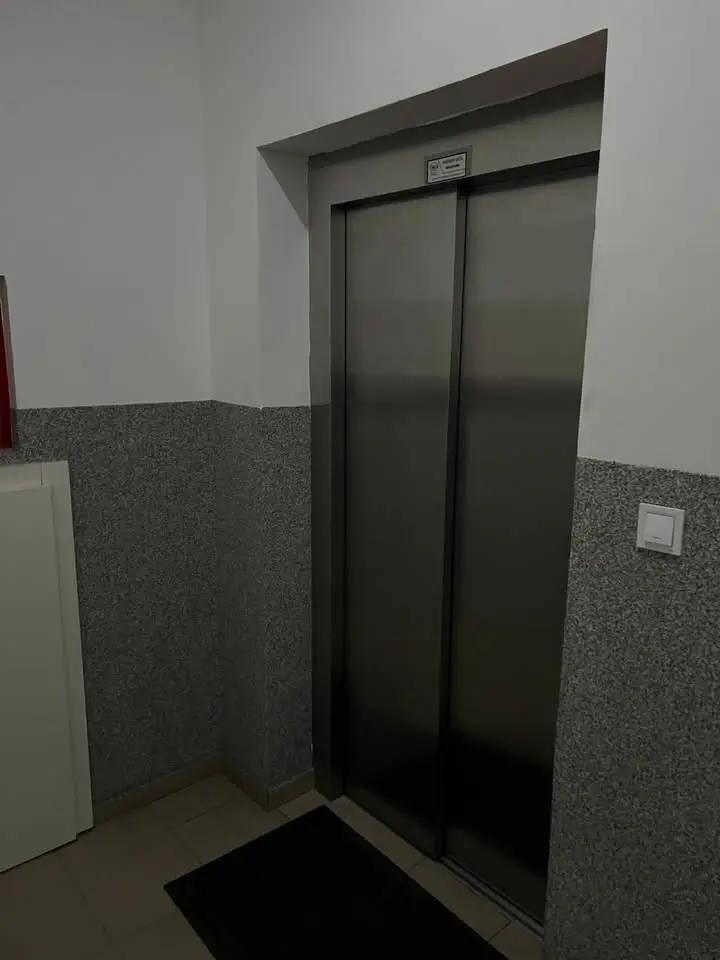 Zgrada posjeduje lift